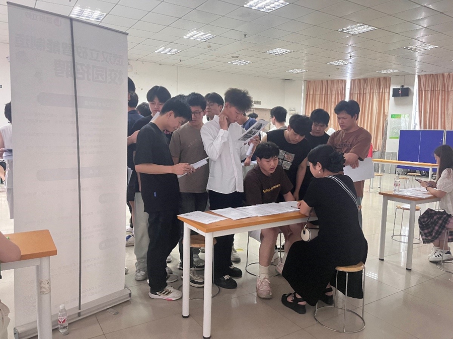 信息机电学院举行咚咚智能制造英才班专场招聘会照片（4）.jpg