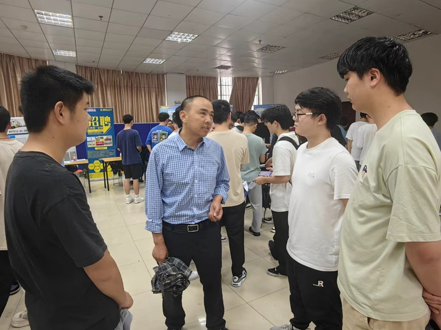 信息机电学院举行“生态引领 智创未来“2024年林业智造专业群专场招聘会照片（3）.jpg