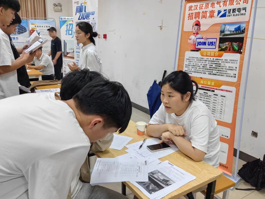 信息机电学院举行“生态引领 智创未来“2024年林业智造专业群专场招聘会照片（5）.jpg
