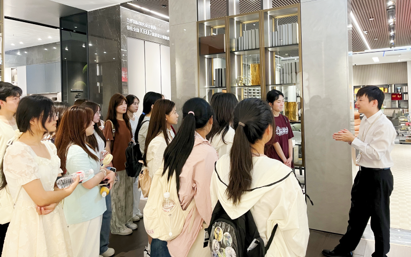 学院家具设计与制造专业五班开展实地调研活动照片（3）.png
