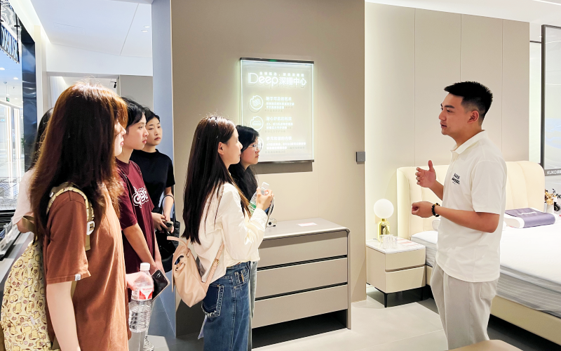 学院家具设计与制造专业五班开展实地调研活动照片（4）.png