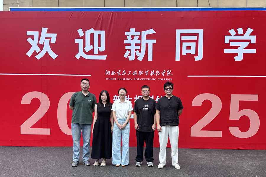 管理辅导员 褚祚晨 马誉凌 邓一诺 龙宇豪 王可民.jpg