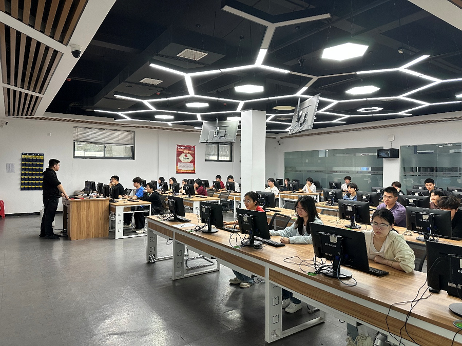 1776156594928379.png 第十五届“新华三杯”全国大学生数字技术大赛预赛在我校成功举办2 - 副本.png