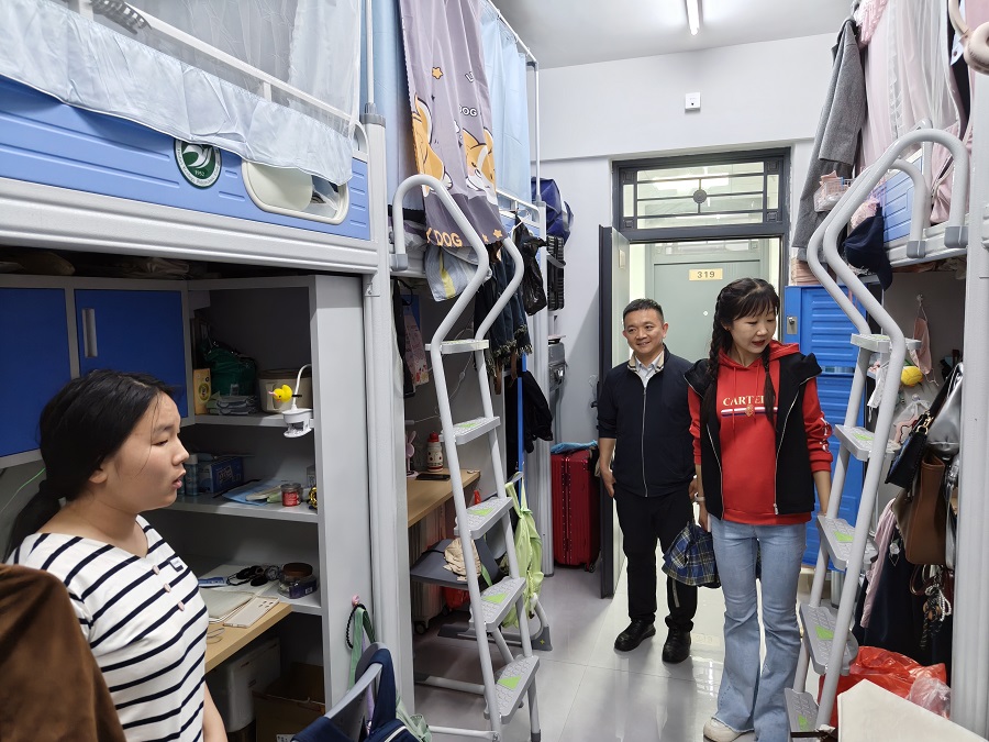 1777355648503300.jpg 校领导深入人工智能学院学生宿舍走访调研1 - 副本.jpg