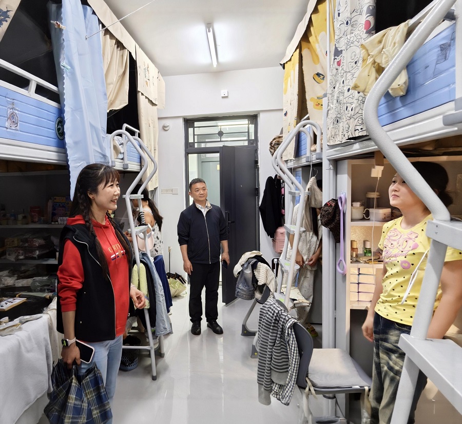 1777367152555194.jpg 校领导深入人工智能学院学生宿舍走访调研3.jpg