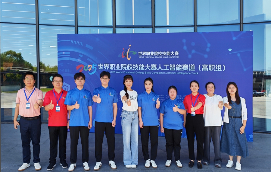 1780298208248584.jpg 学校在2025年世界职业院校技能大赛总决赛争夺赛人工智能赛道(高职组)斩获银奖 (4).jpg