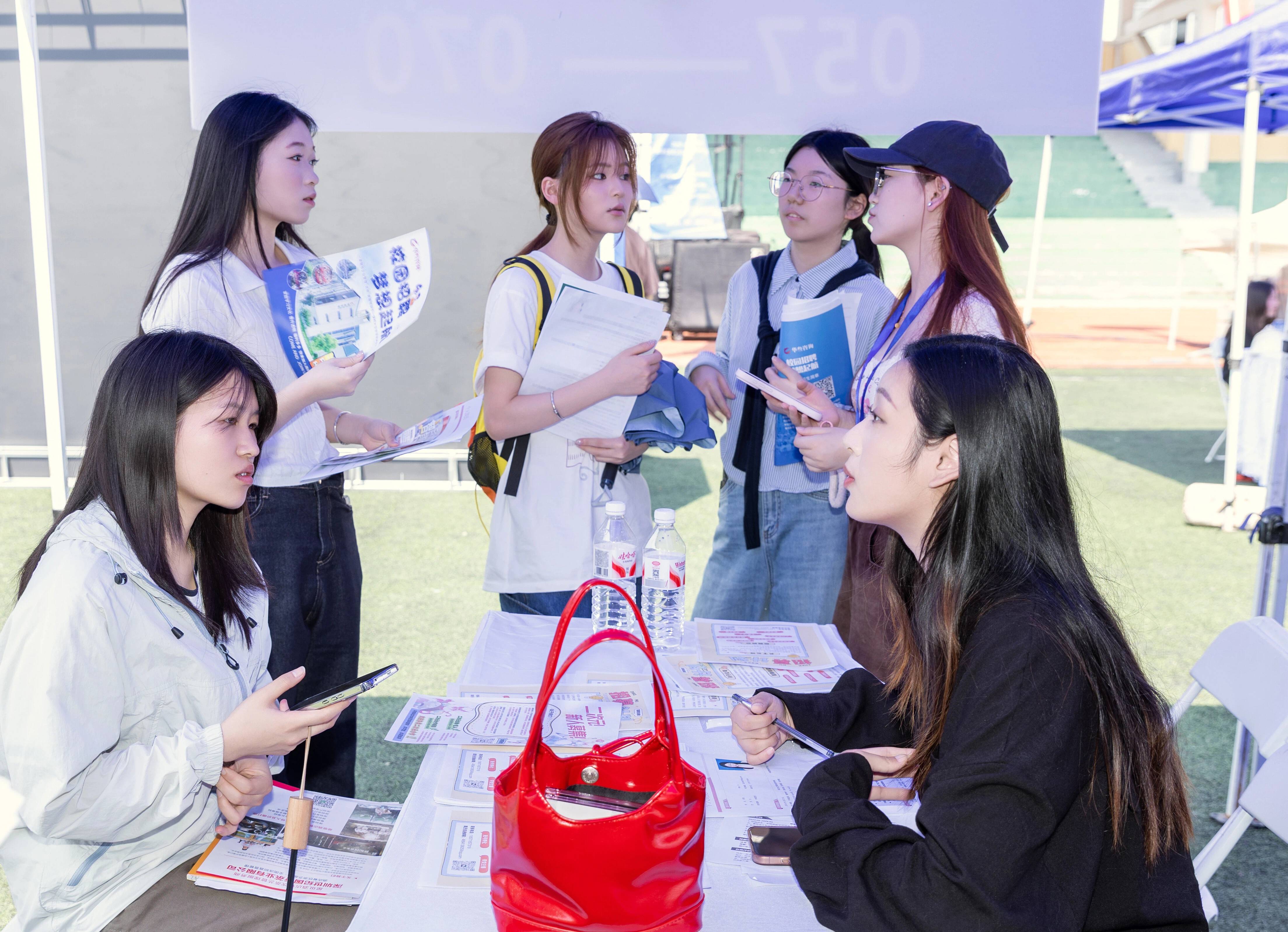 1781577121395777.jpg 招聘会4 (1).jpg